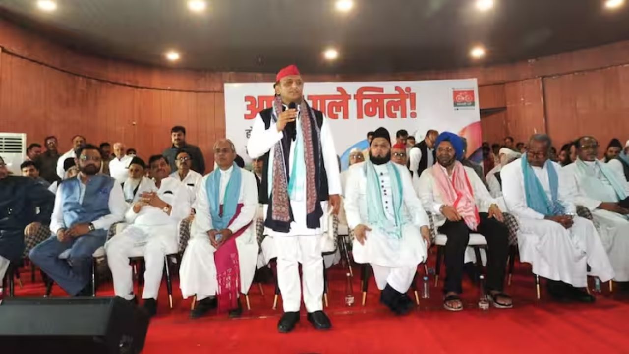 समाजवादी पार्टी का होली-ईद मिलन सद्भाव समारोह, अखिलेश बोले- हमारा देश सपेरों का देश