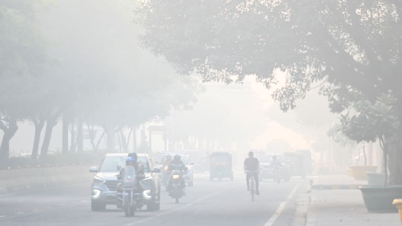 गैस चैंबर बने नोएडा-गाजियाबाद: हवा में फैला ज़हर, सांस लेना हुआ मुश्किल