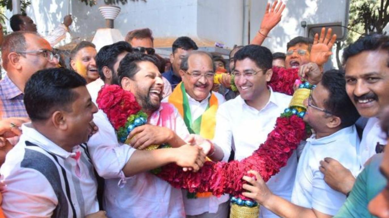 विखे-जगताप का चला जादू, BJP-NCP गठबंधन को प्रचंड बहुमत, कार्यकर्ताओं ने मनाया जीत का जश्न