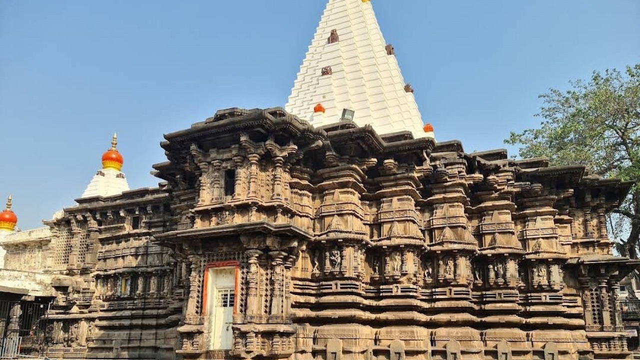 इस मंदिर में कदम रखते ही बदल जाती है किस्मत, भक्तों को मिलते हैं सोने-चांदी के सिक्के
