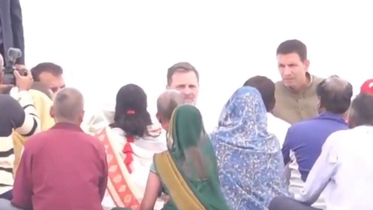 पीने का पानी नहीं&hellip;लोगों को धमकाया जा रहा, इंदौर में पीड़ितों से मिले राहुल गांधी, दिया 1-1 लाख का चेक